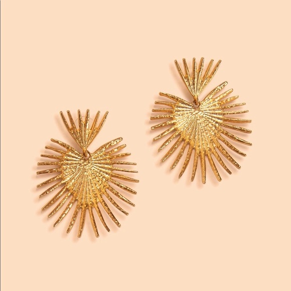 ✨NWOT Gorgeous Gold Sacred Heart Statement Earrings✨